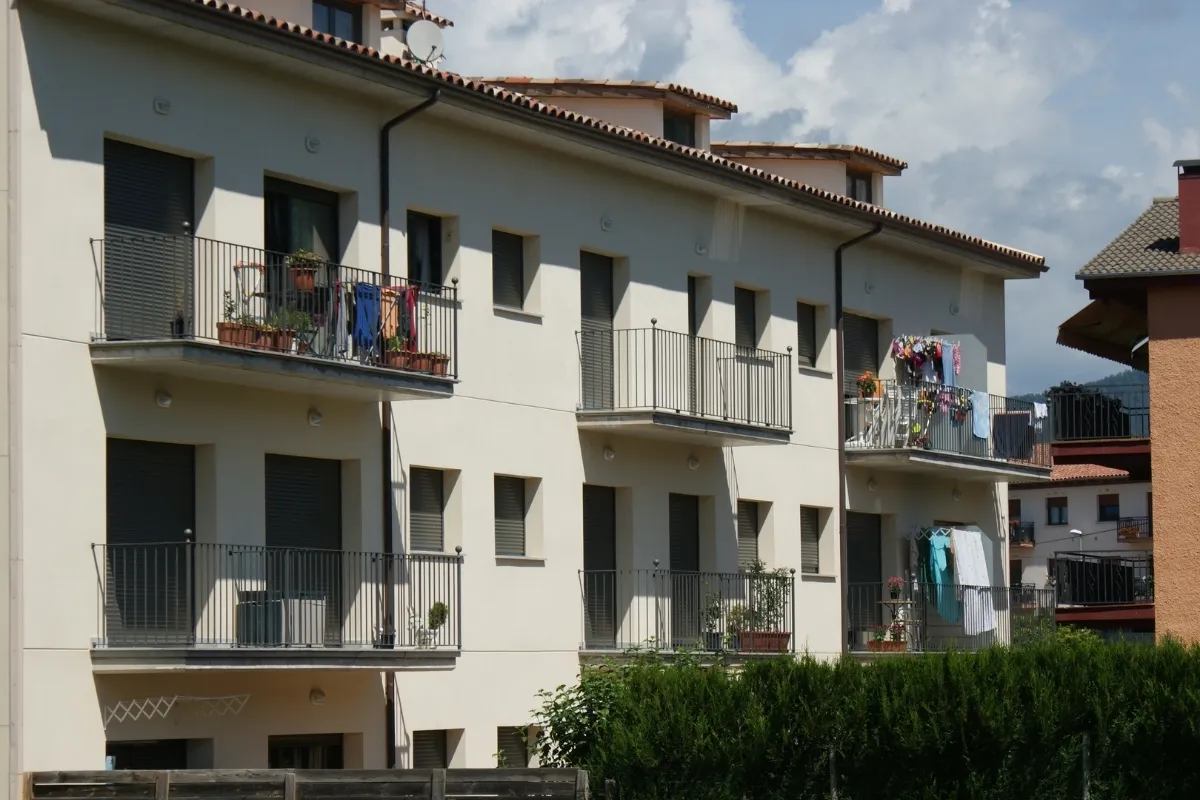 Edifici 15 habitatges Sant Pau de Segúries Edifici 15 habitatges Sant Pau de Segúries, estudi Prat & Simó