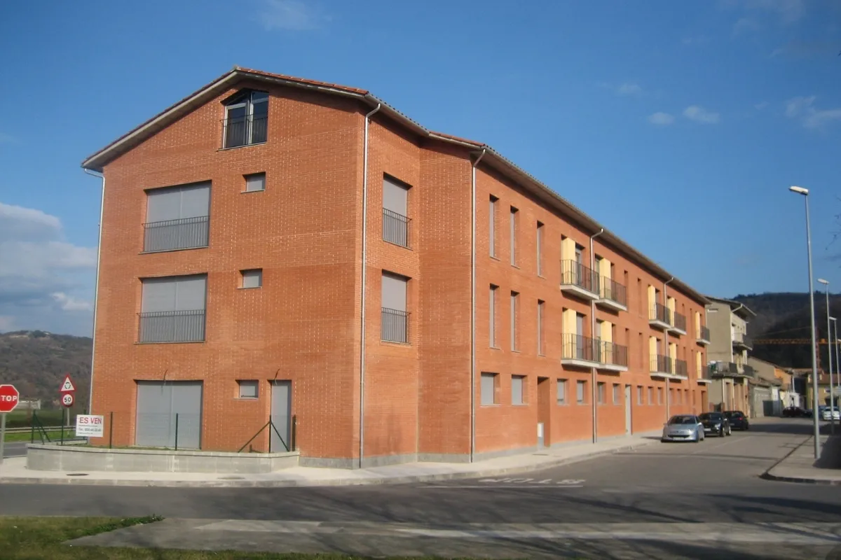 Edifici 18 habitatges Sant Joan de les Fonts Edifici 18 habitatges Sant Joan de les Fonts, estudi Prat & Simó