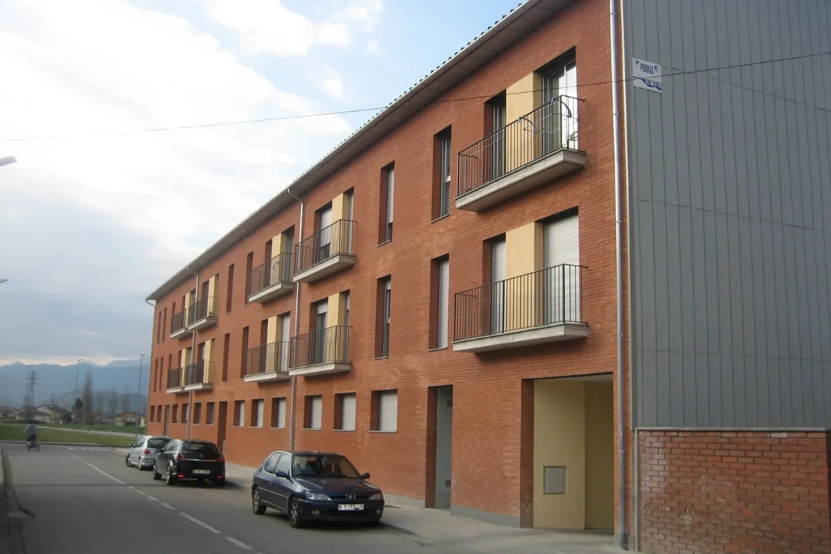 Edifici 18 habitatges Sant Joan de les Fonts Edifici 18 habitatges Sant Joan de les Fonts, estudi Prat & Simó