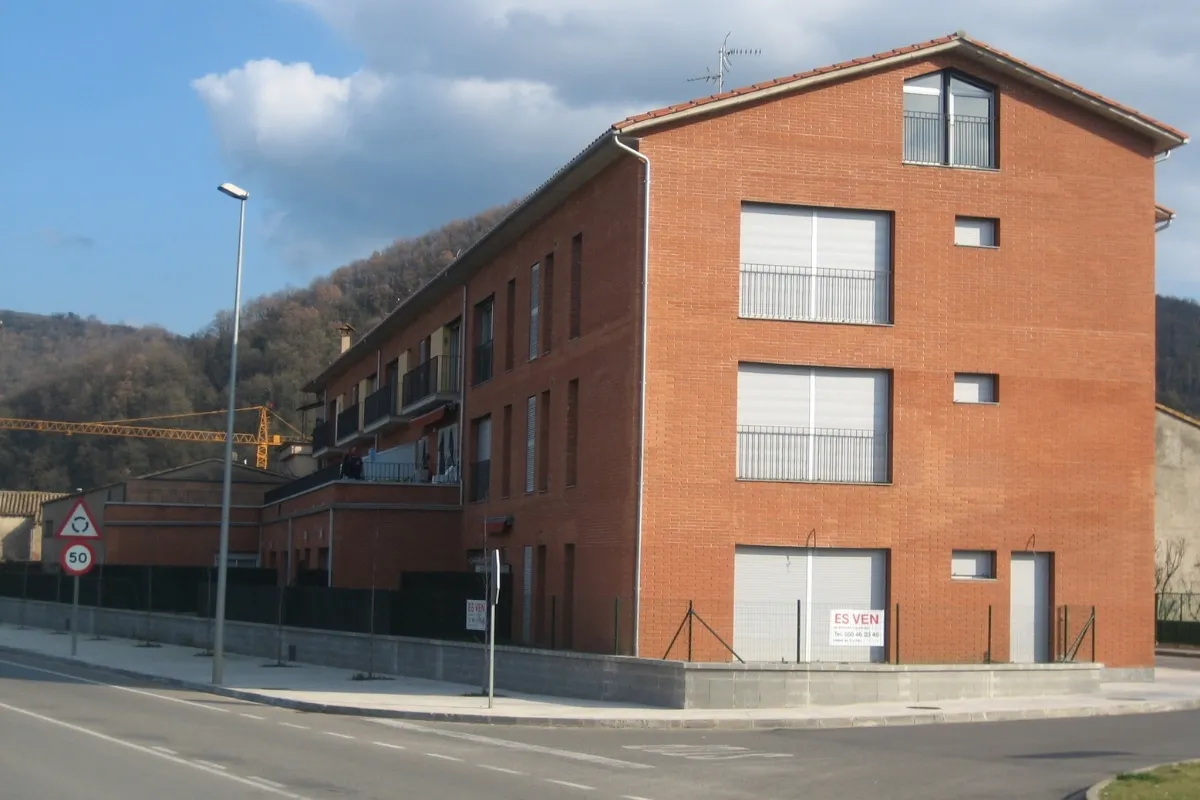 Edifici 18 habitatges Sant Joan de les Fonts Edifici 18 habitatges Sant Joan de les Fonts, estudi Prat & Simó