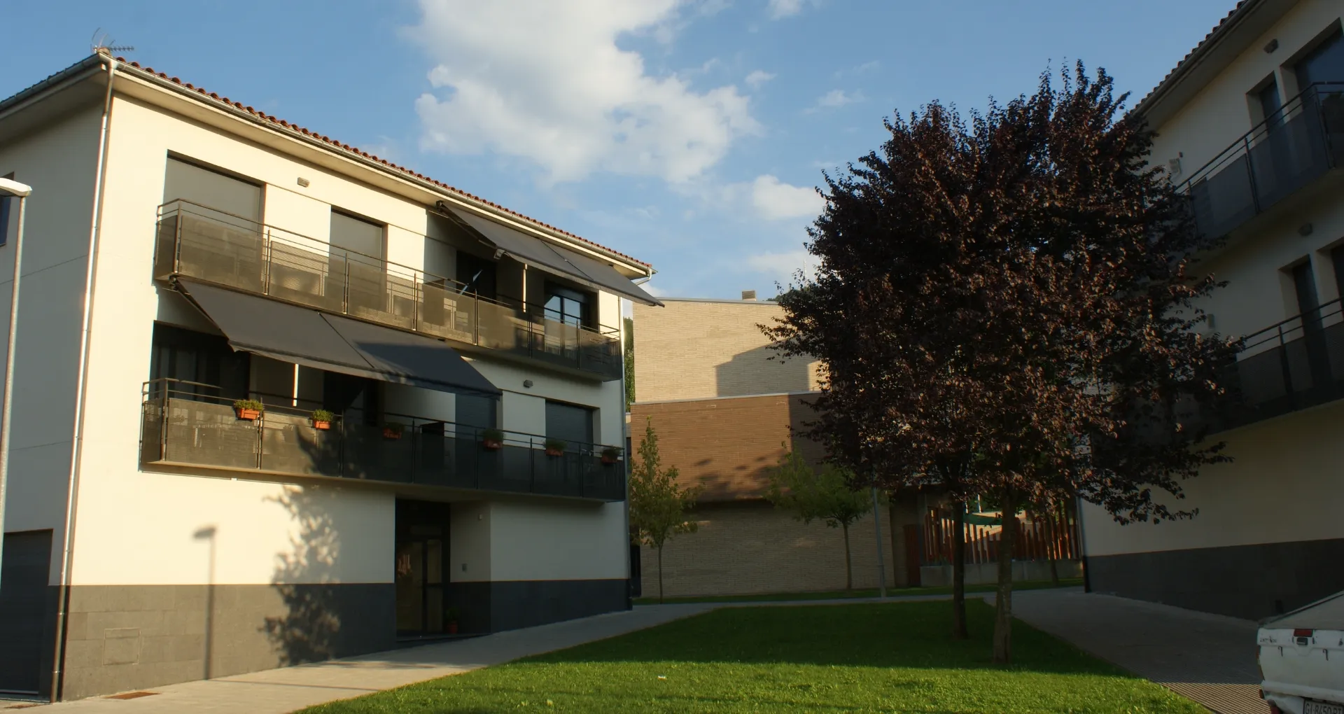 Edifici 8 Habitatges Sant Joan de les Abadesses 2004 Edifici 8 habitatges Sant Joan de les Abadesses, estudi Prat & Simó