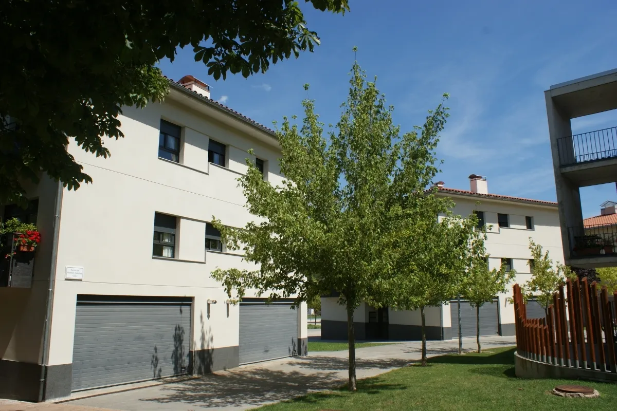 Edifici 8 habitatges Sant Joan de les Abadesses Edifici 8 habitatges Sant Joan de les Abadesses, estudi Prat & Simó