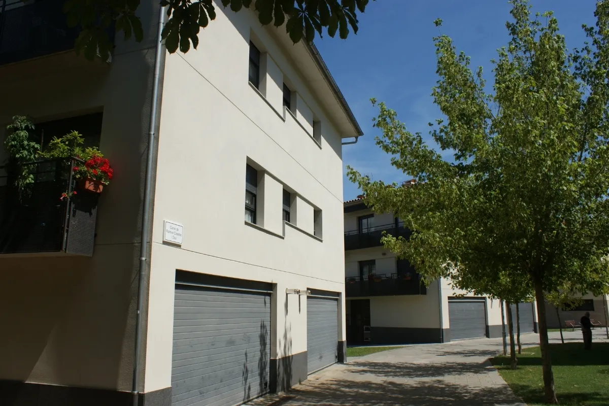 Edifici 8 habitatges Sant Joan de les Abadesses Edifici 8 habitatges Sant Joan de les Abadesses, estudi Prat & Simó