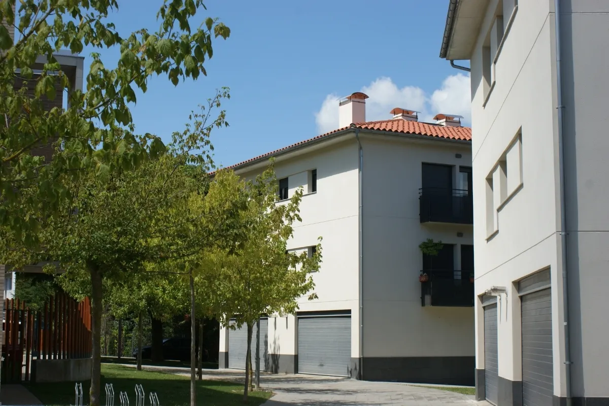 Edifici 8 habitatges Sant Joan de les Abadesses Edifici 8 habitatges Sant Joan de les Abadesses, estudi Prat & Simó