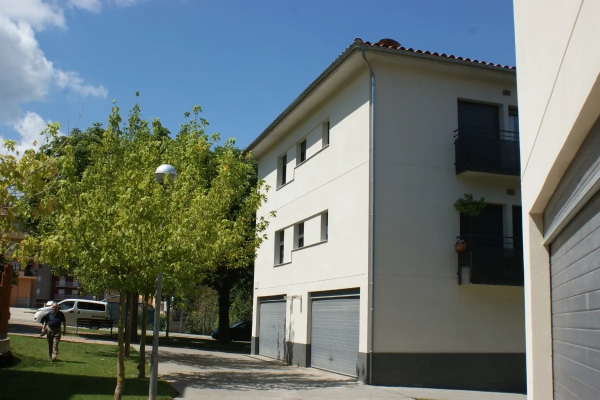 Edifici 8 habitatges Sant Joan de les Abadesses Edifici 8 habitatges Sant Joan de les Abadesses, estudi Prat & Simó