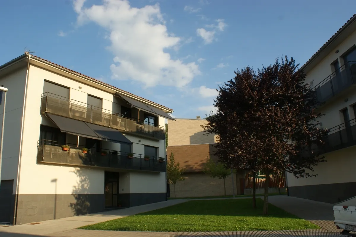 Edifici 8 habitatges Sant Joan de les Abadesses Edifici 8 habitatges Sant Joan de les Abadesses, estudi Prat & Simó