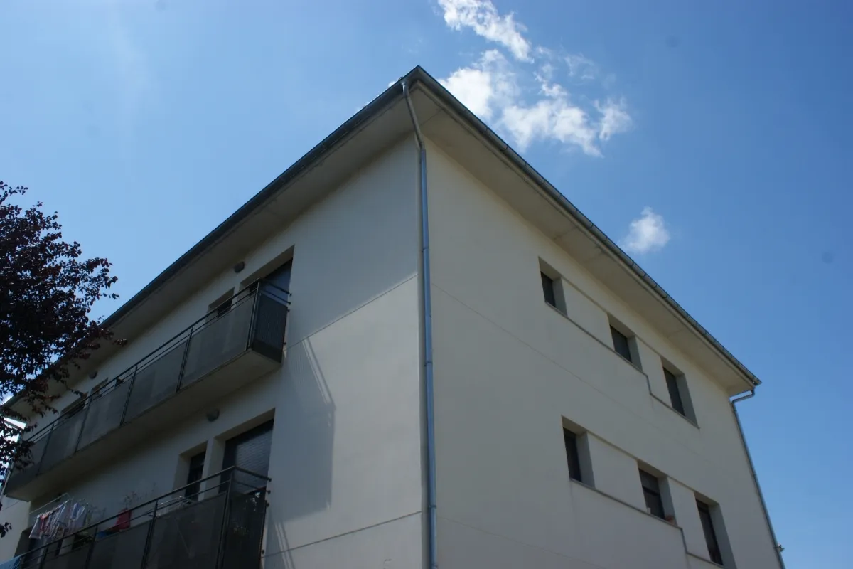 Edifici 8 habitatges Sant Joan de les Abadesses Edifici 8 habitatges Sant Joan de les Abadesses, estudi Prat & Simó