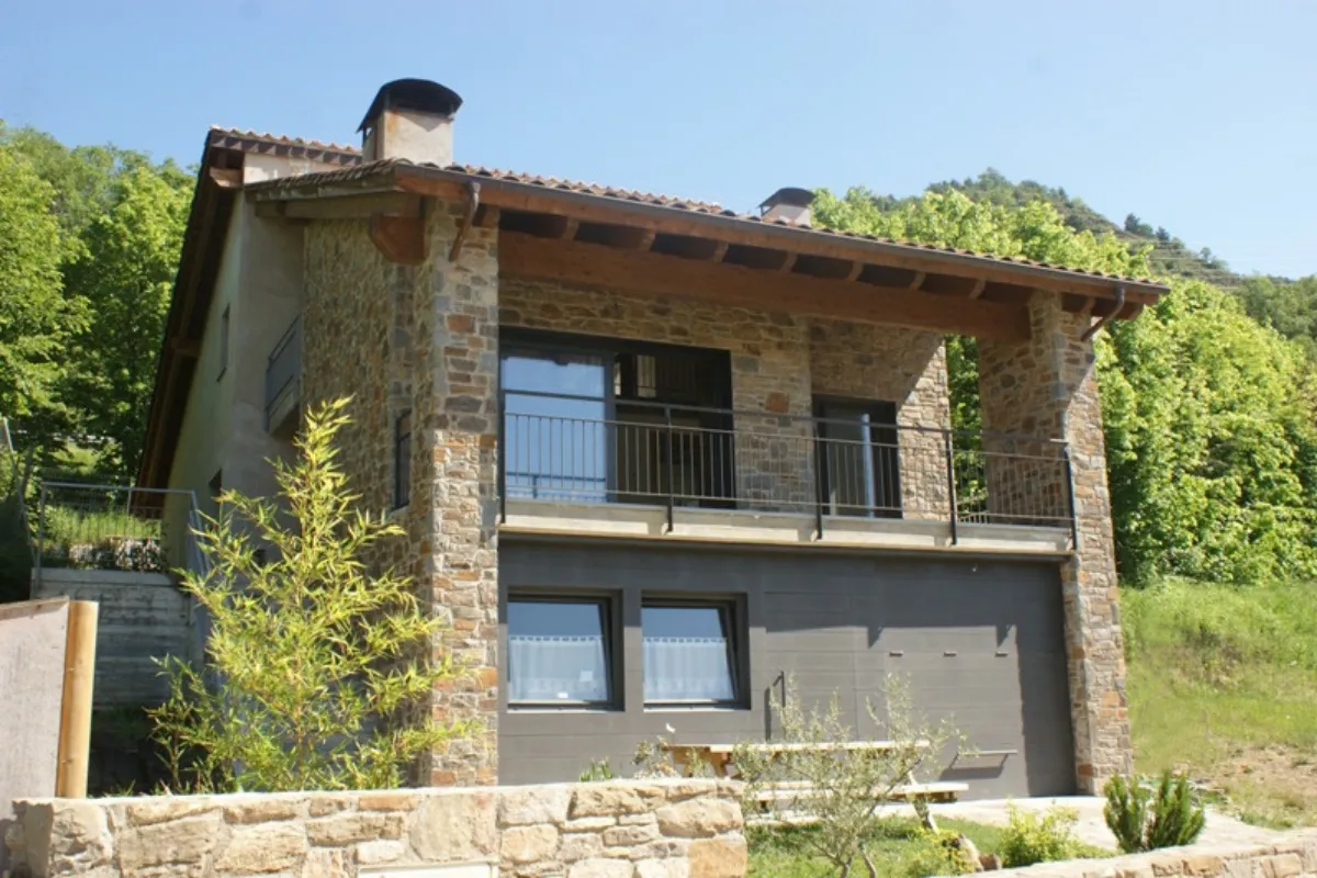 Casa unifamiliar a Vallfogona del Ripolles Casa unifamiliar a Vallfogona del Ripollès, estudi Prat & Simó